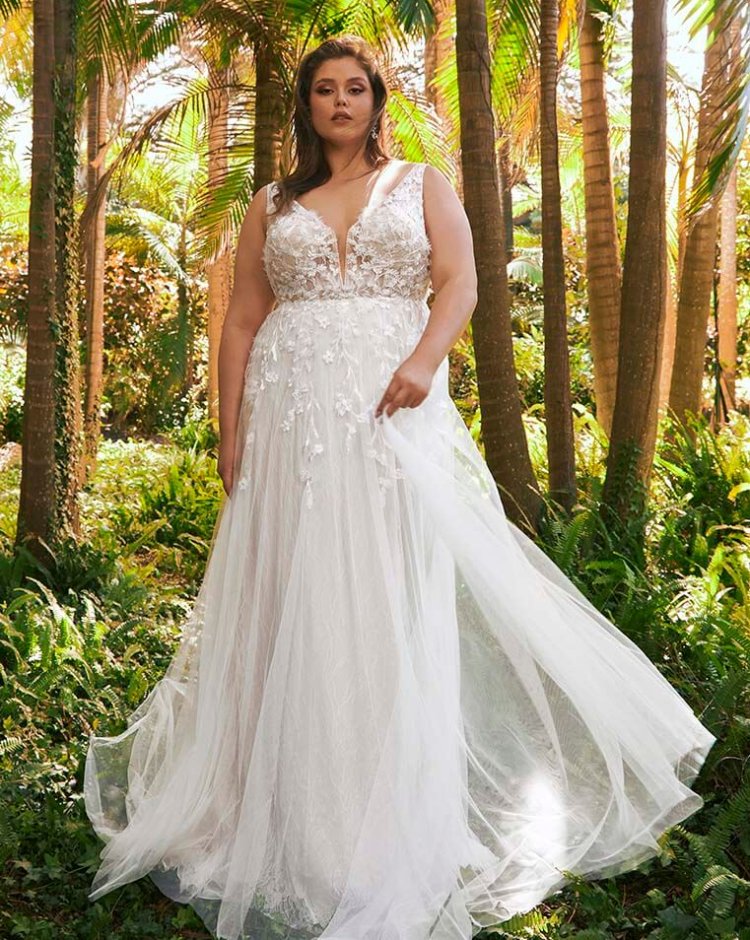 Pronovias Vik, fließendes Brautkleid, A-Linie, transparentes Oberteil, Brautkleid mit Federn, V-Ausschnitt am Rücken, in den Rock laufene Spitze, Curvy Brautkleid, Schleppe, Knopfleiste,